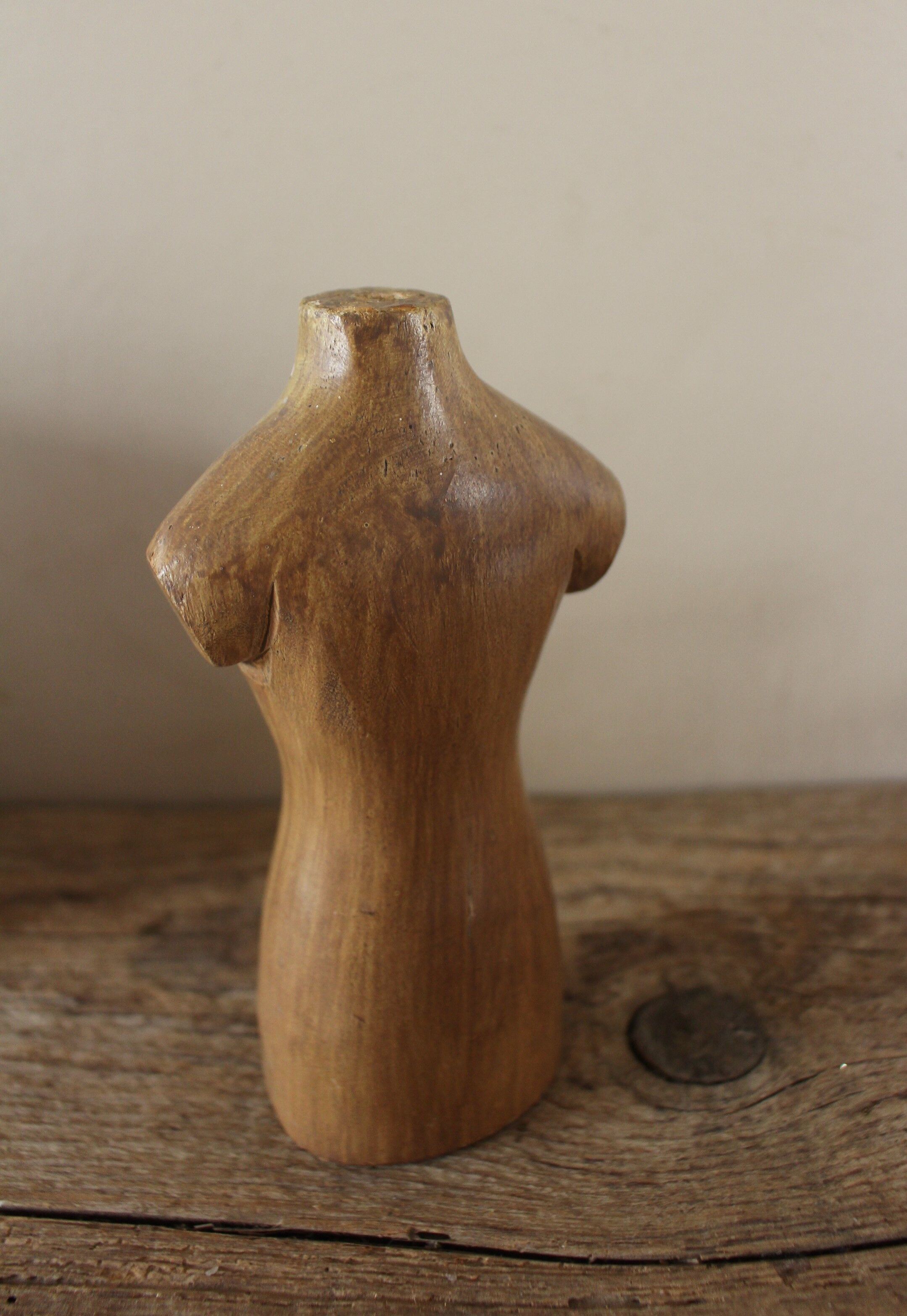 Wooden sewing mannequin to pose