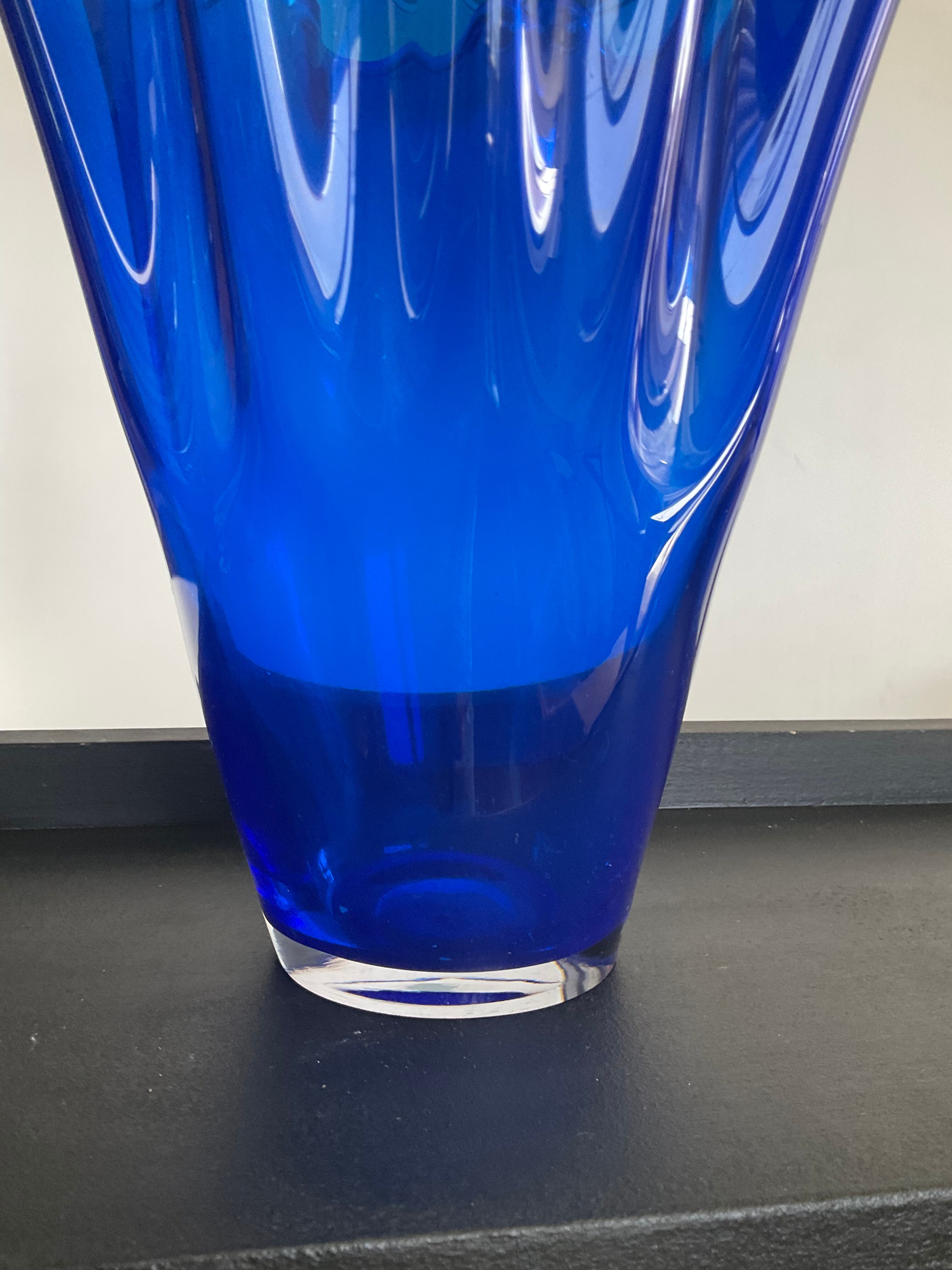 Vintage handkerchief vase made of glass paste