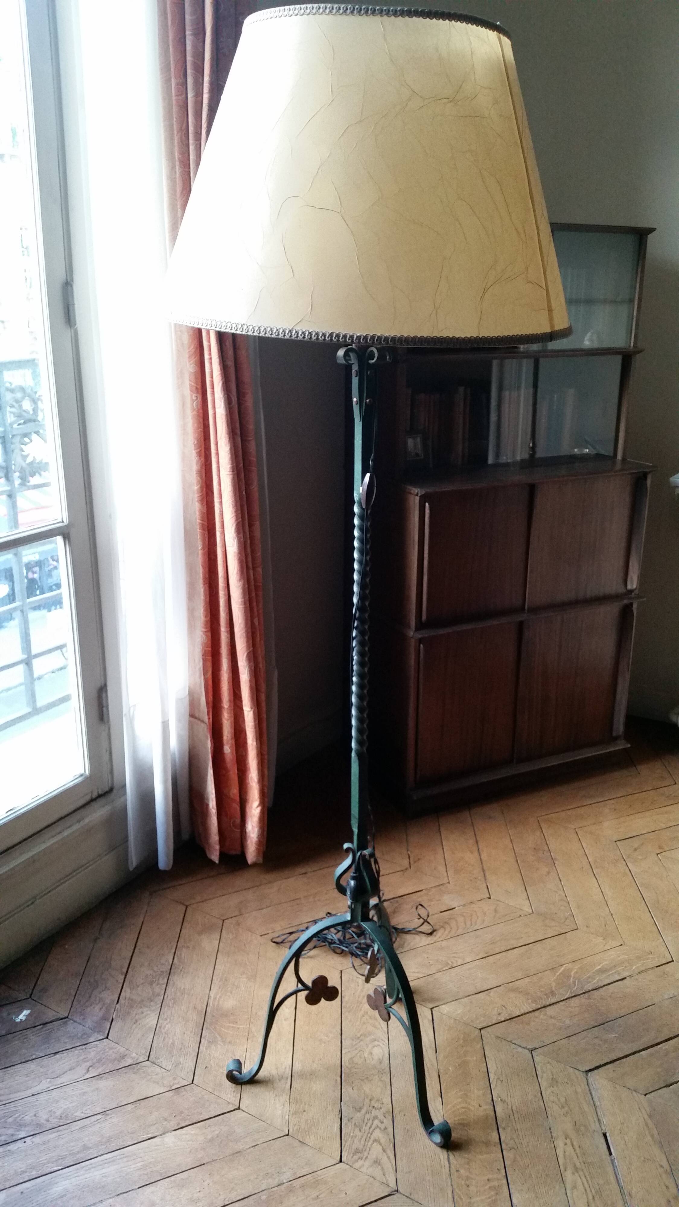 Lampadaire en fer forgé tripode des années 50