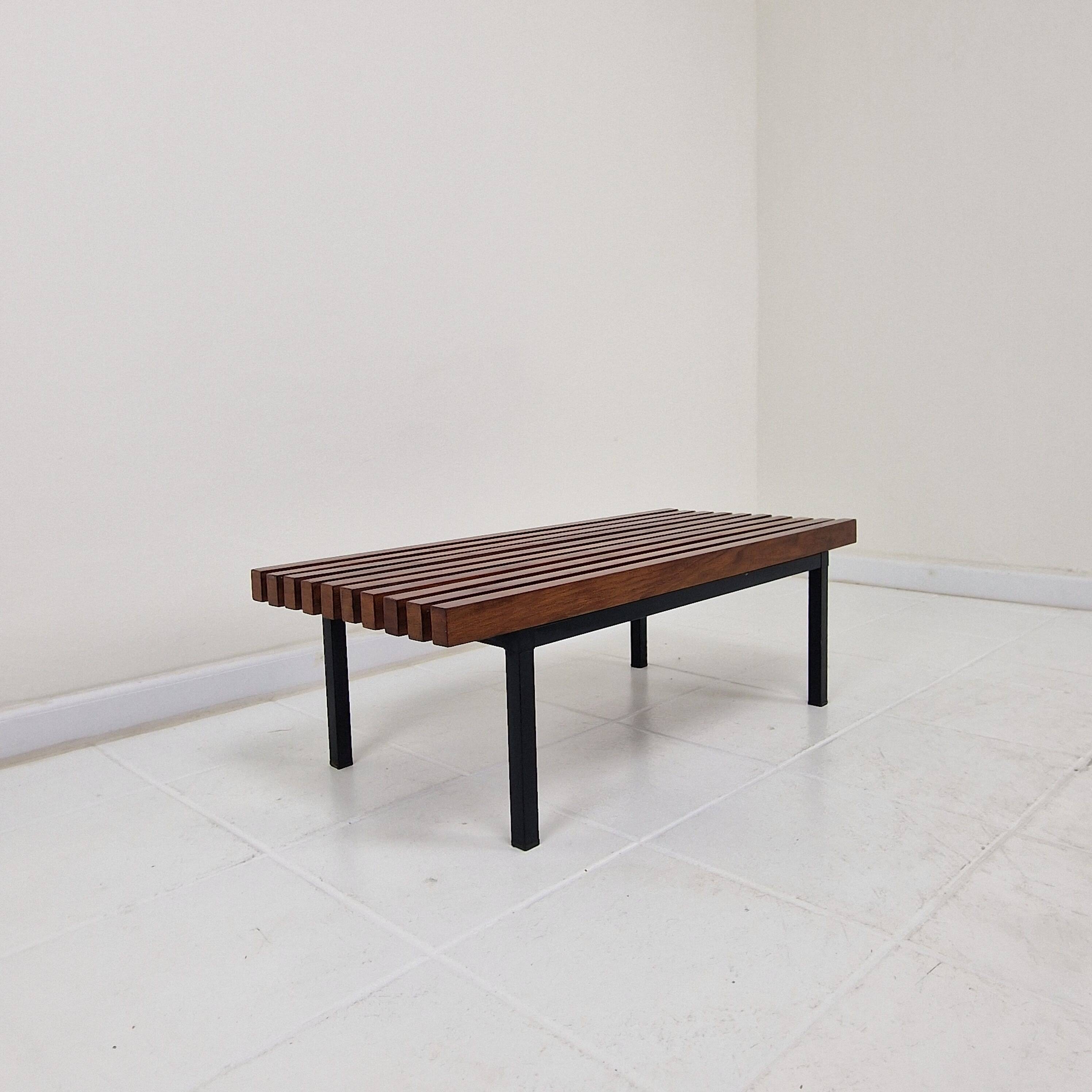 Banc en bois à lattes italien / table basse, 20e siècle