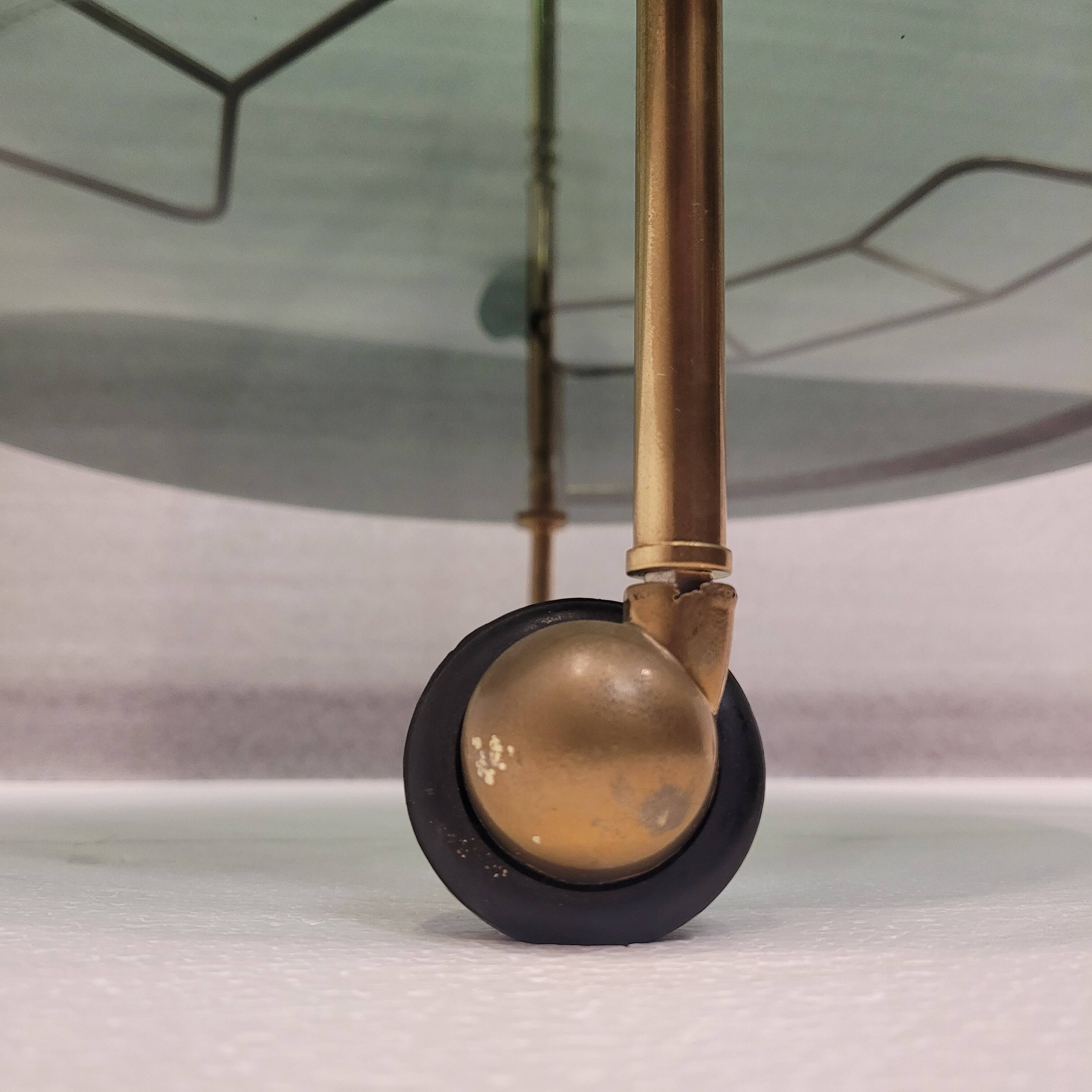 Auxiliary table / Barcart / Camarera Mid-century, Latón golden and crystal ahumado, 70's – Italia