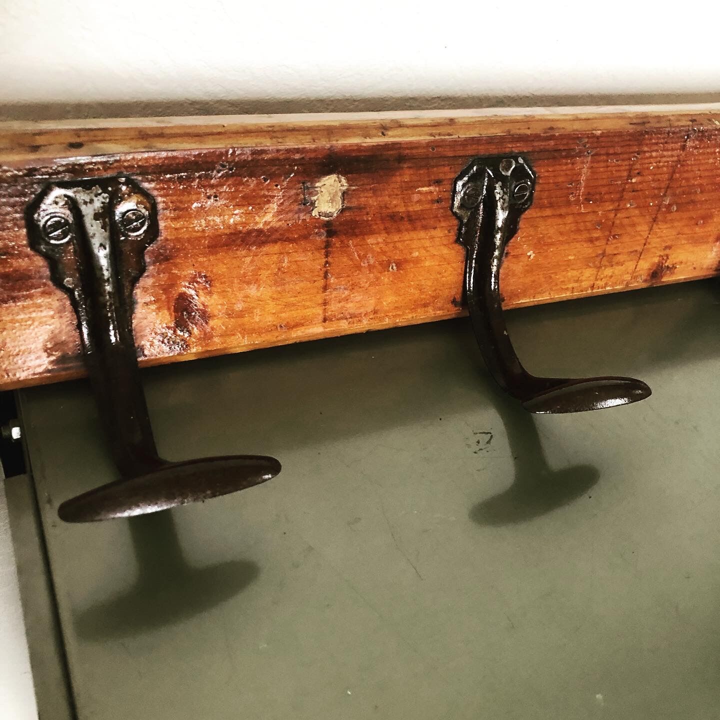 Paire de porte-manteaux d’ecole