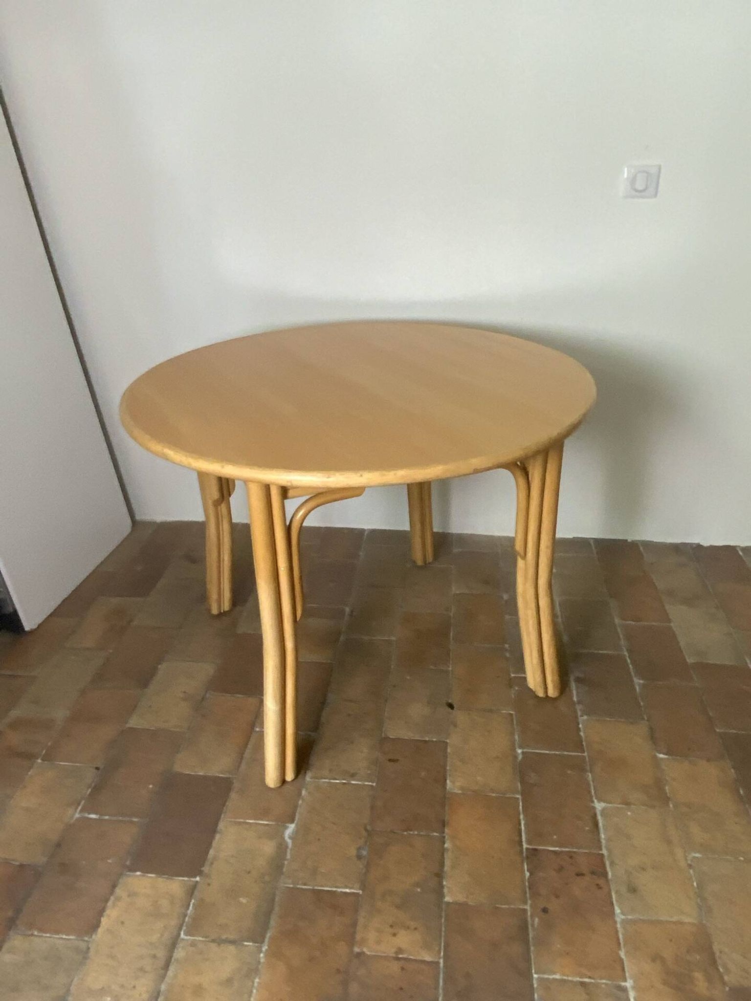 Round dining table
