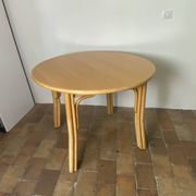 Round dining table