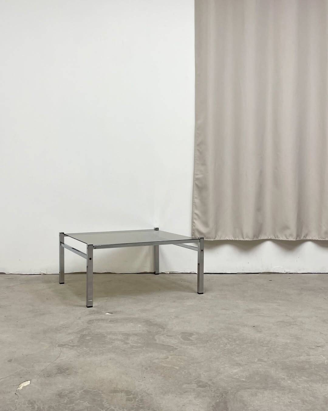 Table basse carré chrome / verre fumé