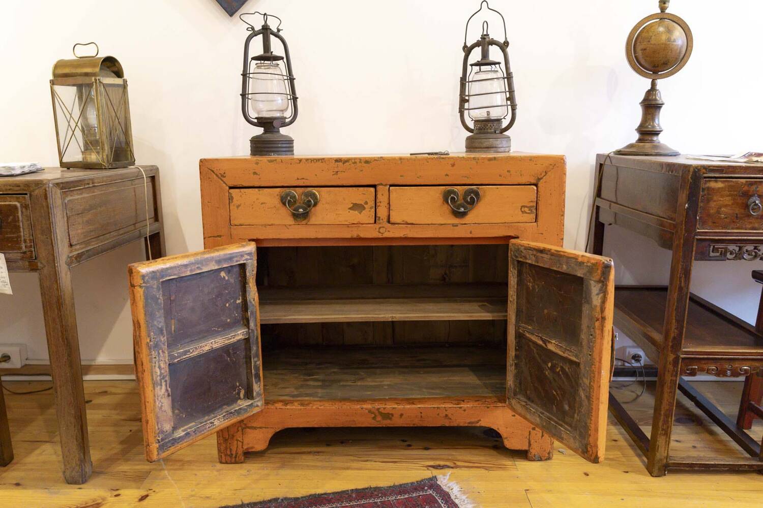 Buffet in ancient Chinese elm.