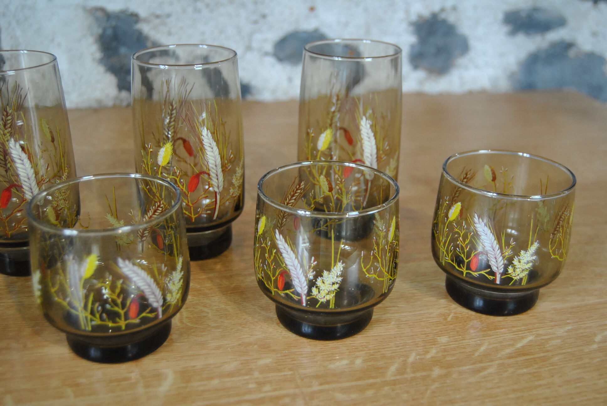 Set of 8 smoked glasses with 70s patterns
