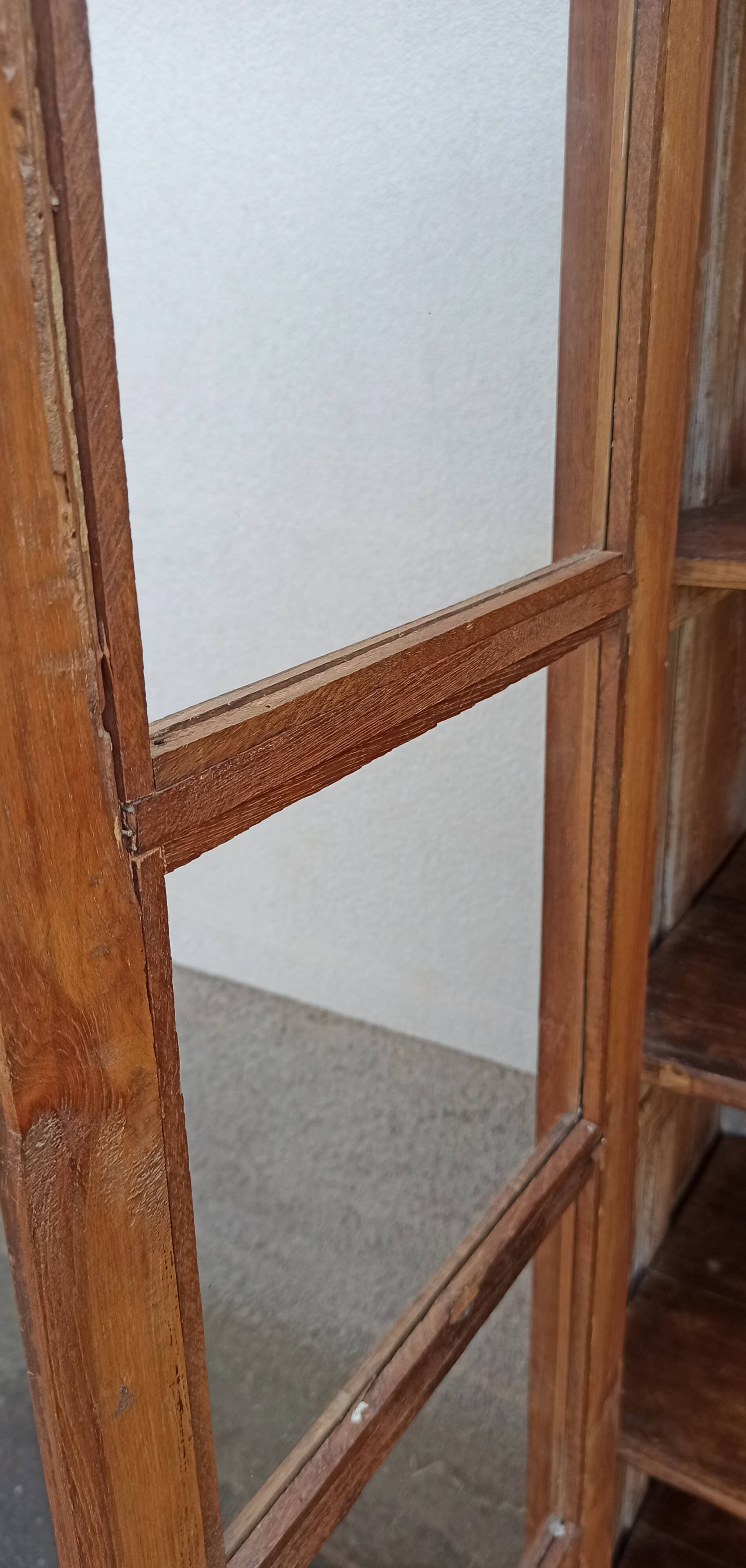 Armoire vitrée en bois