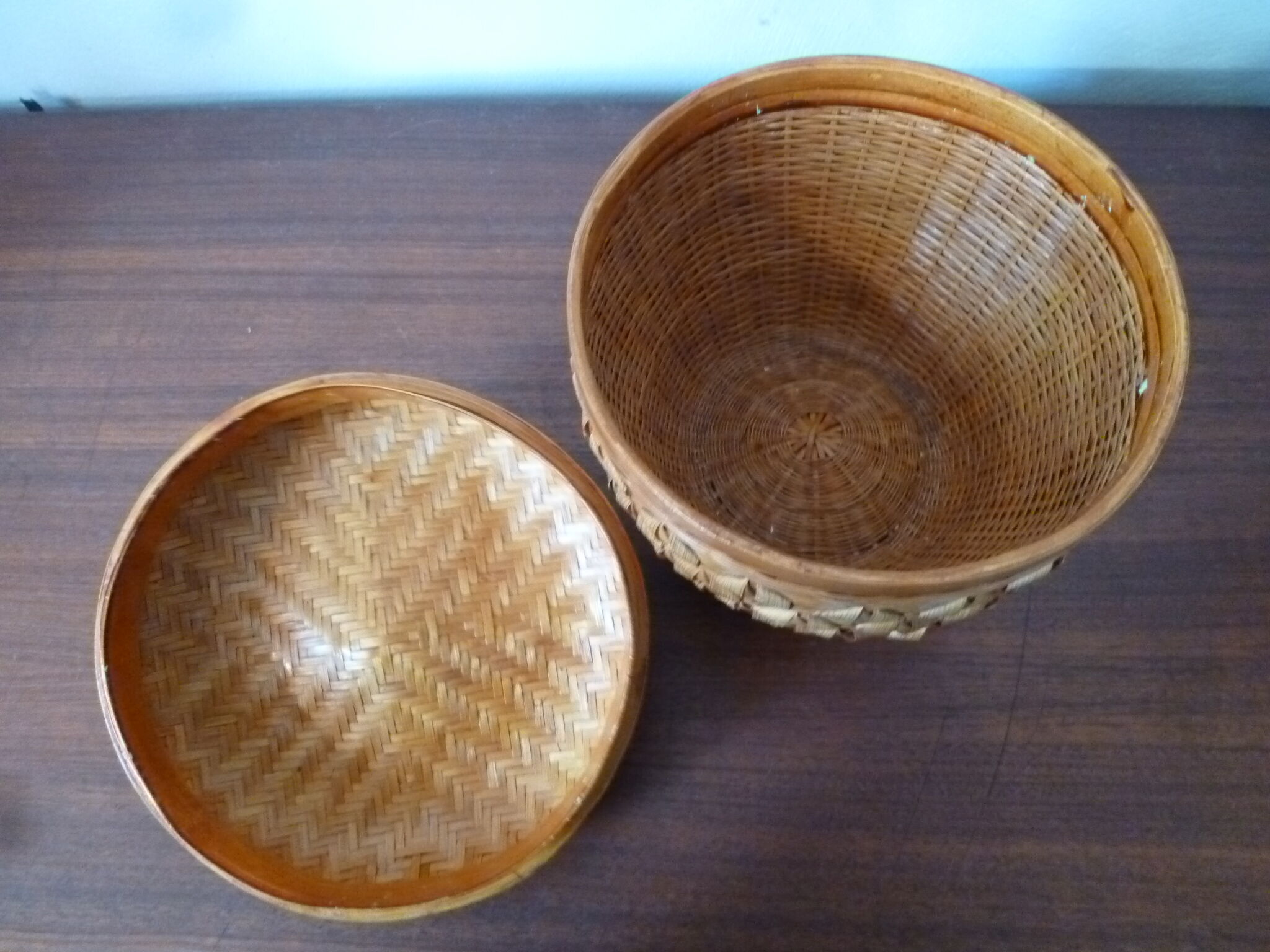 Apple box made of vegetable fibre