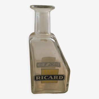 Carafe Ricard en verre logo blanc cartouche bleu fond jaune