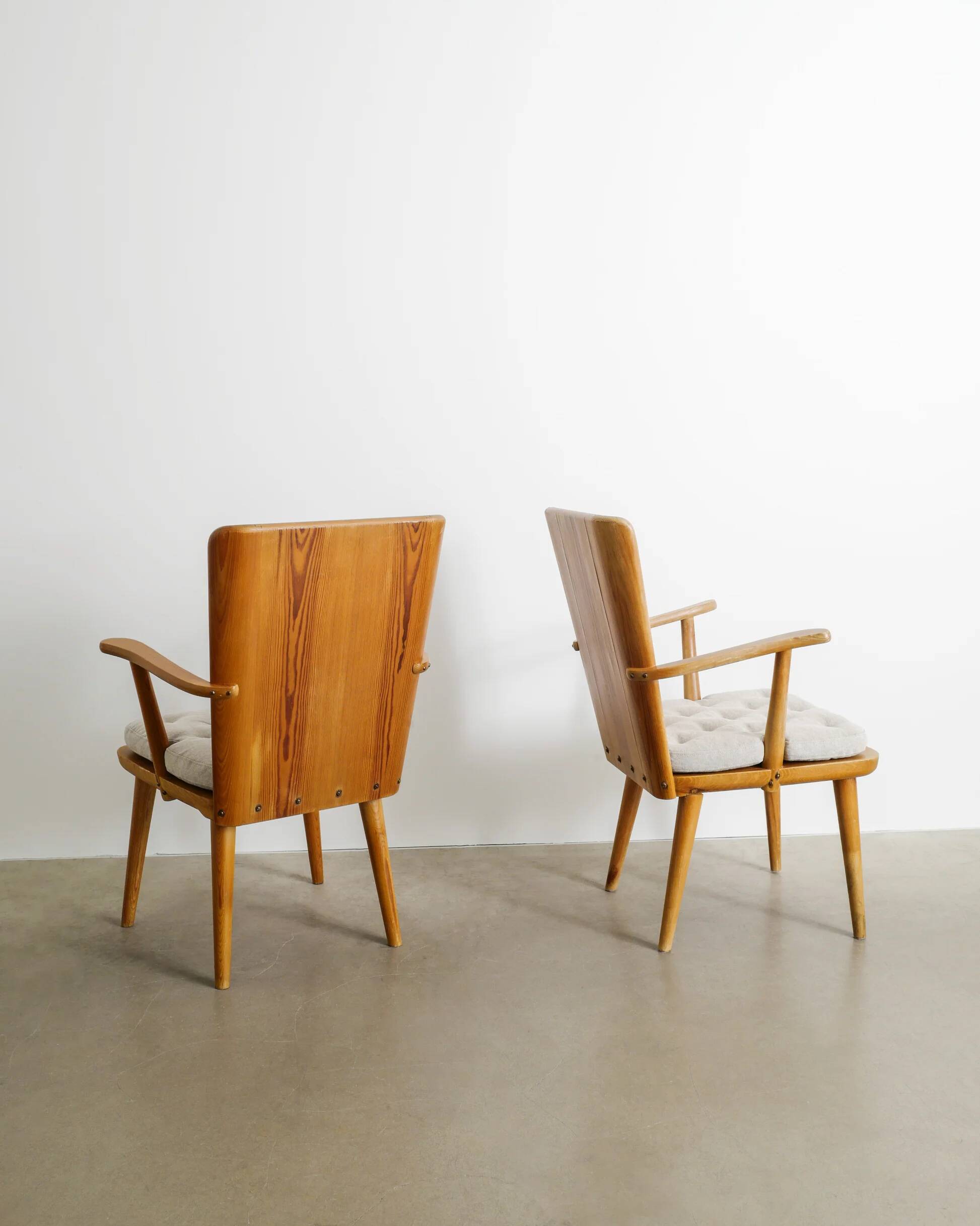 Paire de fauteuils en bois suédois du milieu du siècle par Göran Malmvall, années 1940.