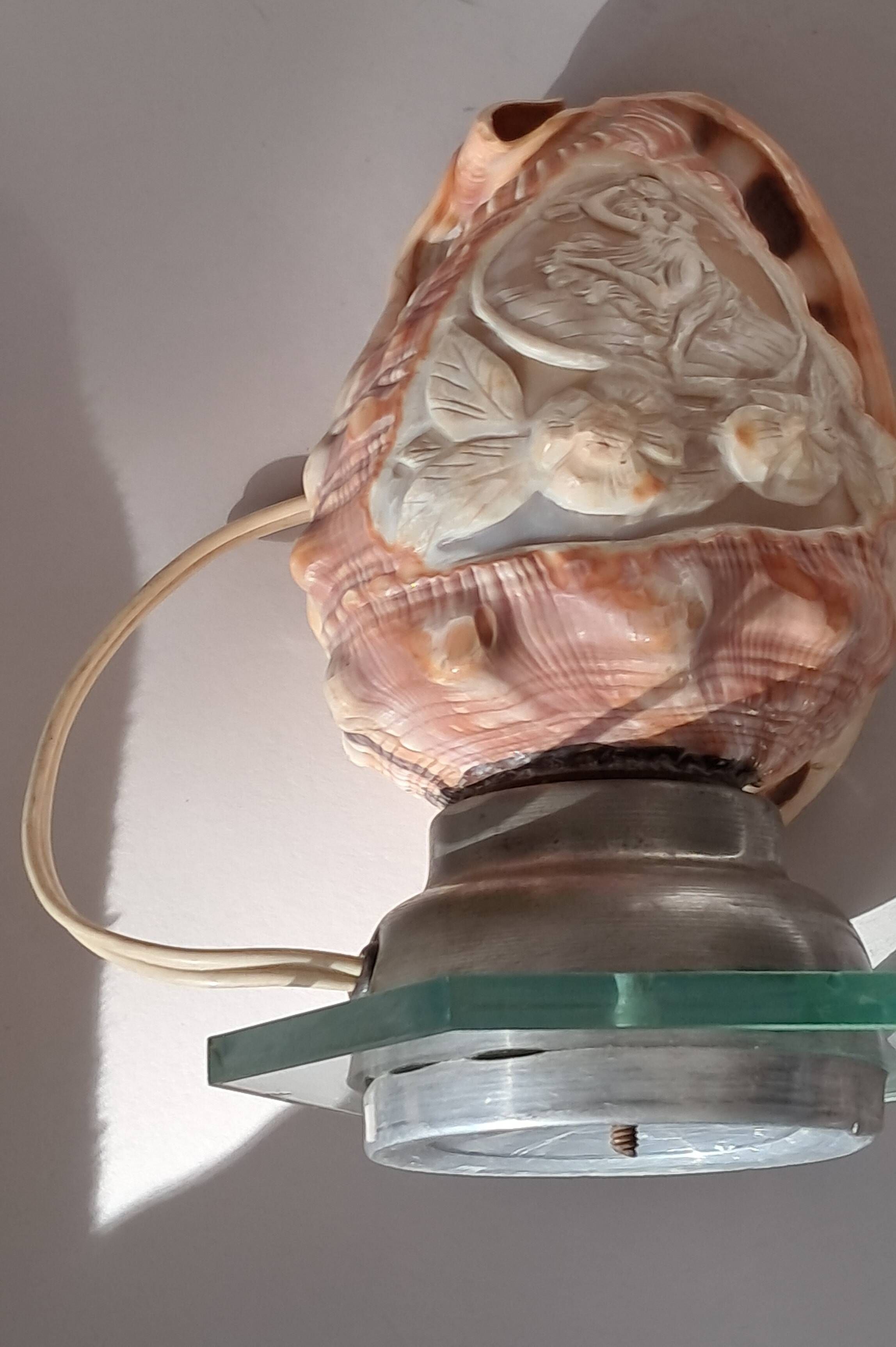 Old shell-shaped night lamp carved in cameo, Art Deco.