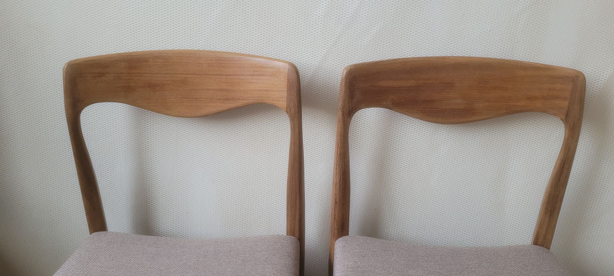 Paire de chaises scandinaves en teck assise tissu gris beige