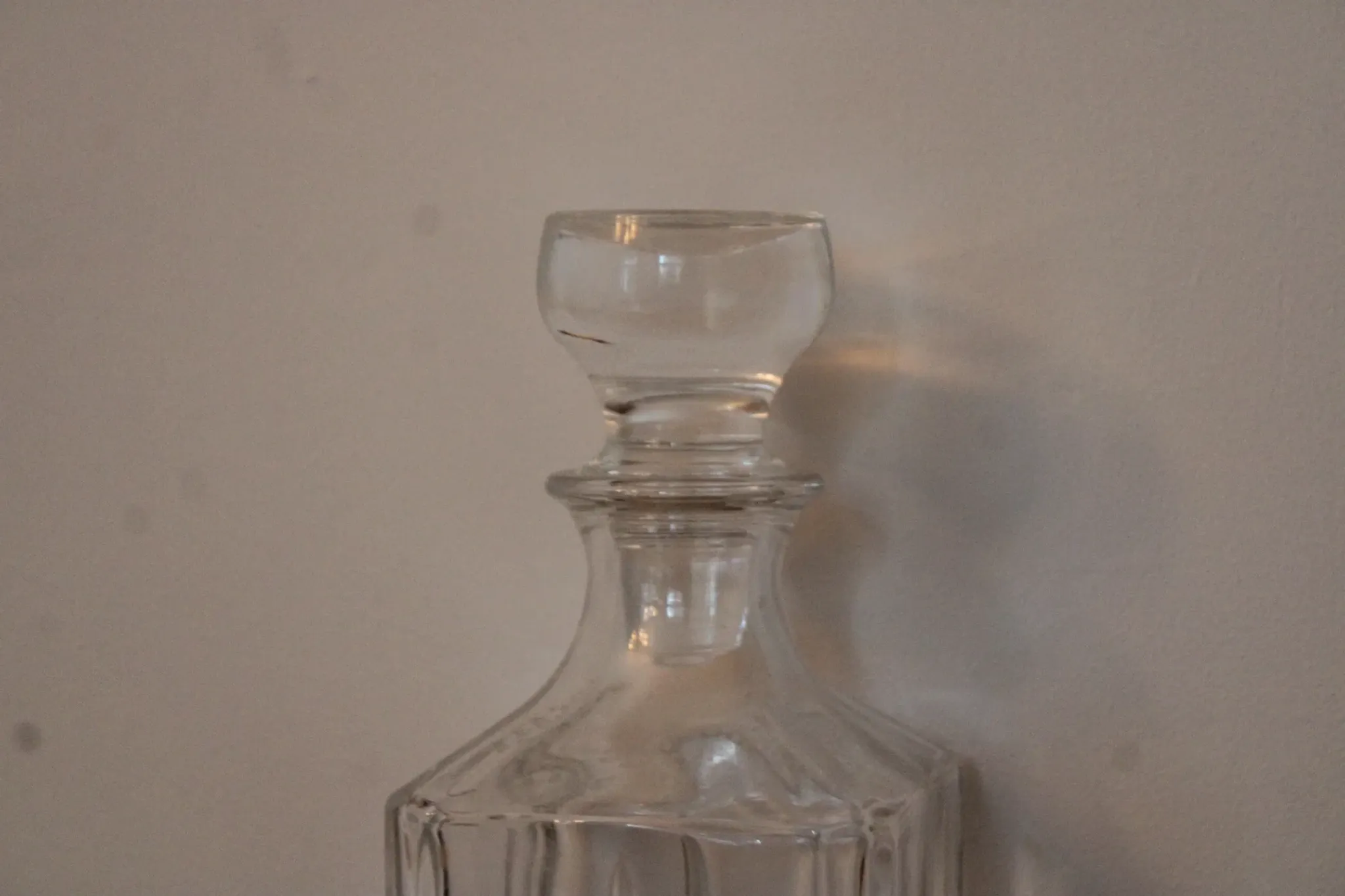 Vintage whisky carafe by Cristal d’Arques with geometric design and stopper – H 26 cm