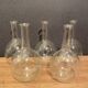Suite de 5 buires, flacons à long col en verre