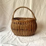 Ancien panier en osier tressé et scoubidou