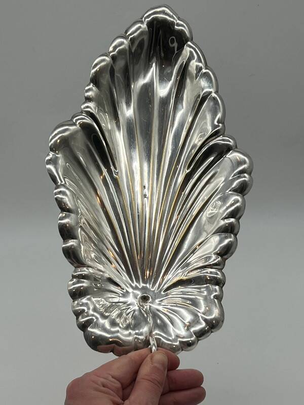 Pretty silver-plated metal leaf-shaped dish - Dimensions 30 x 18 cm