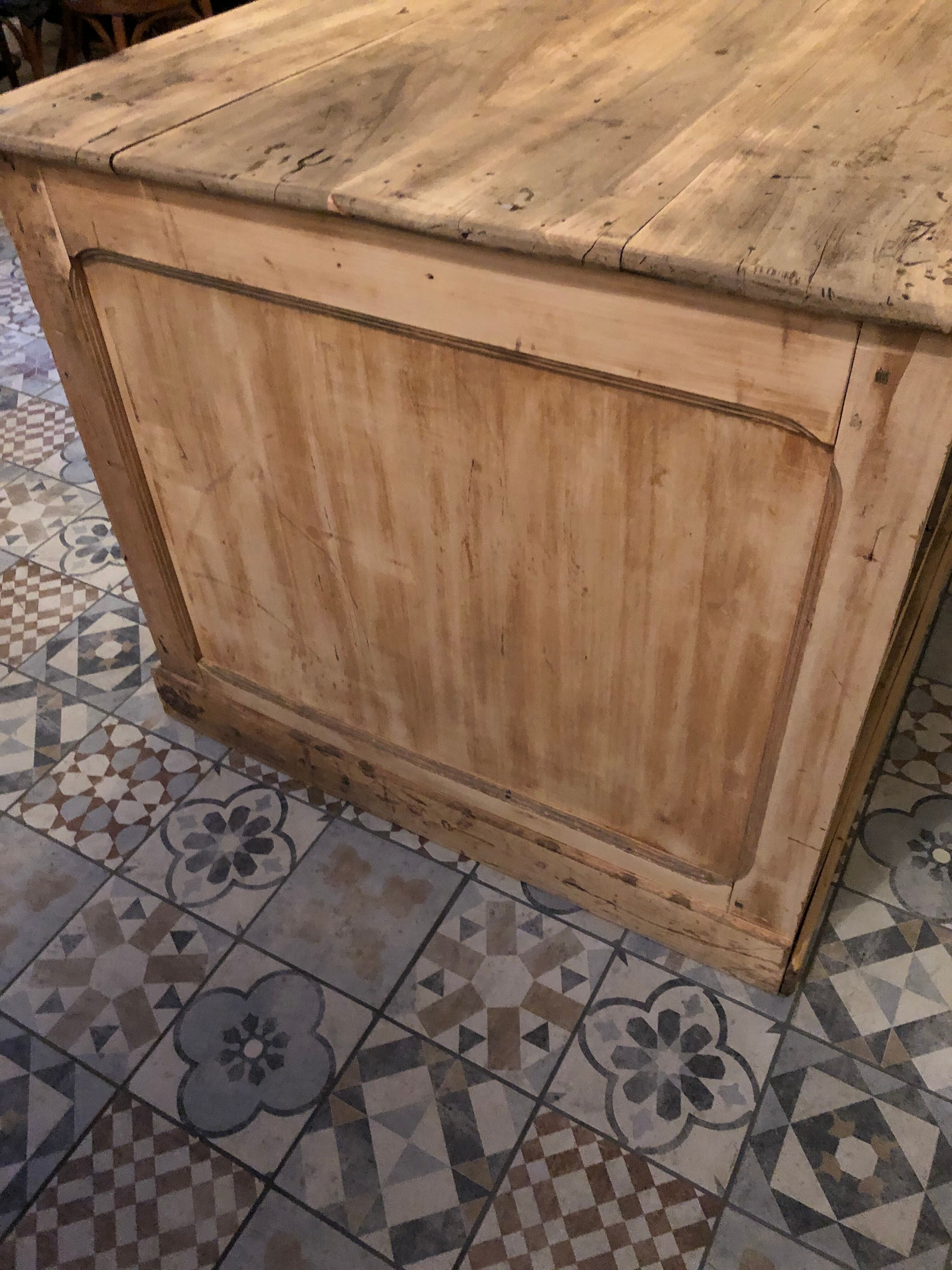 Central island counter