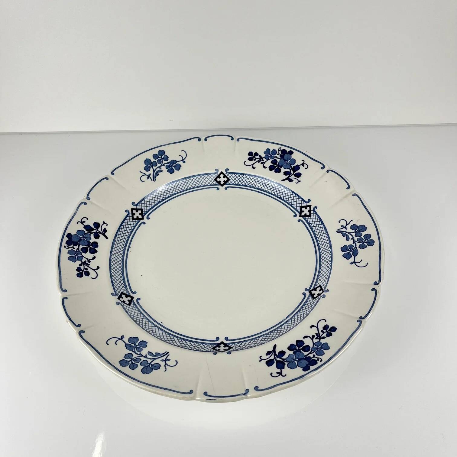 Large round plate Terre de Fer KG Lunéville, model "Jane", blue, 1890-1915.
