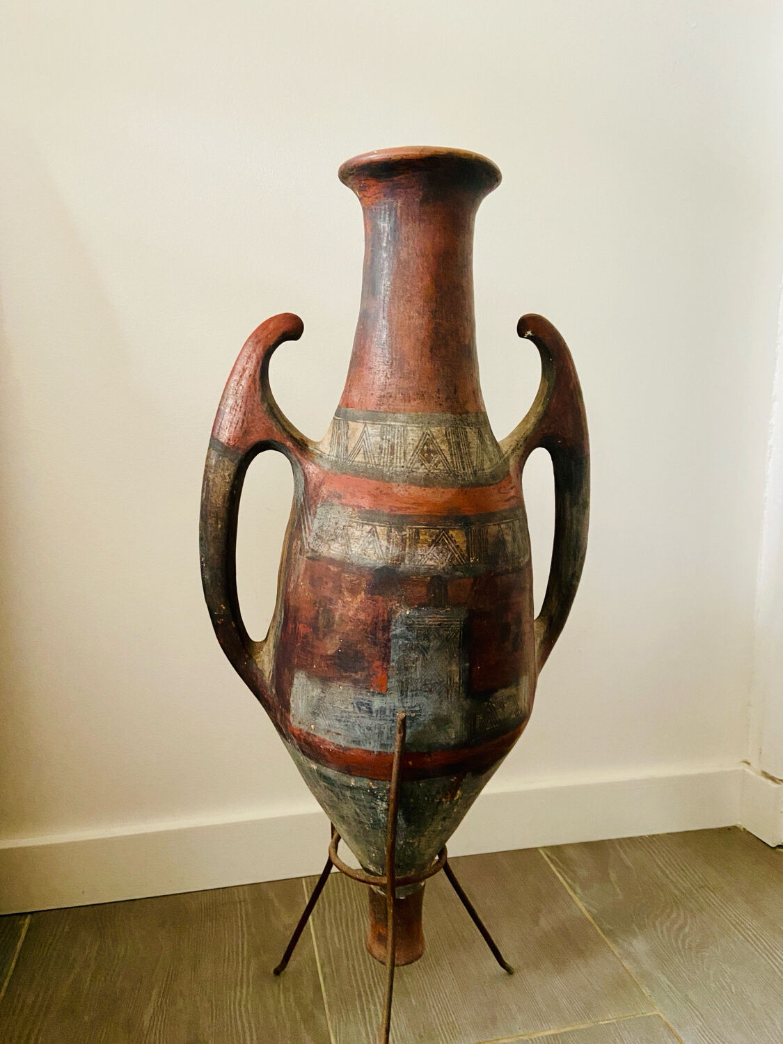 Ancient Kabyle amphora in terracotta.