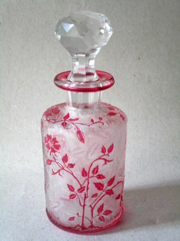 Flacon à parfum Baccarat dégagé à l'acide: Eglantier rouge
