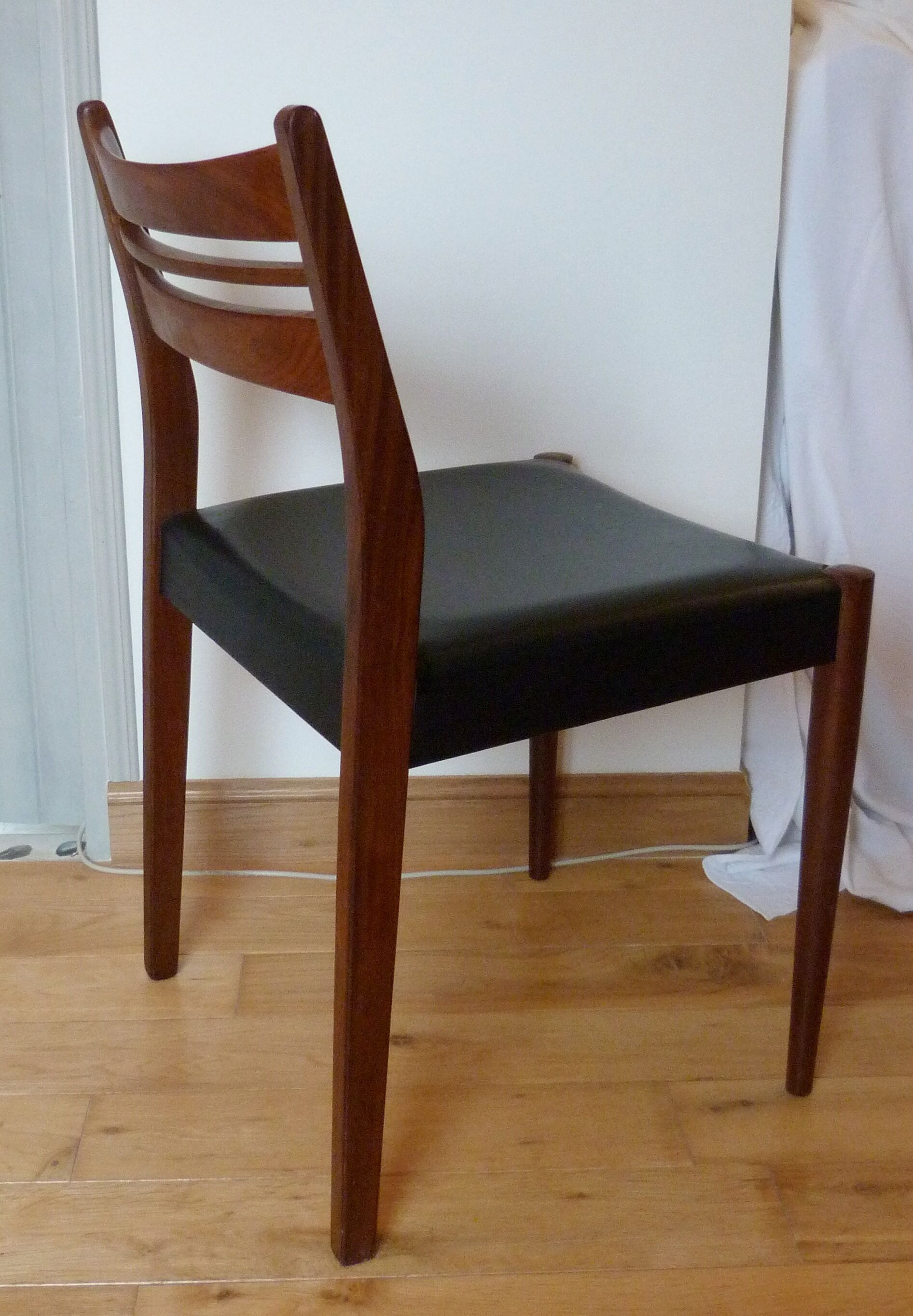 Suite of 4 Italian chairs