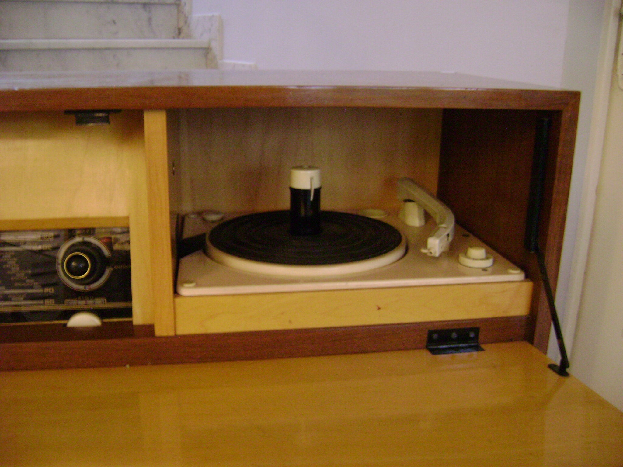 Meuble radio et tourne-disque " La Voix de son Maitre" des années 1950