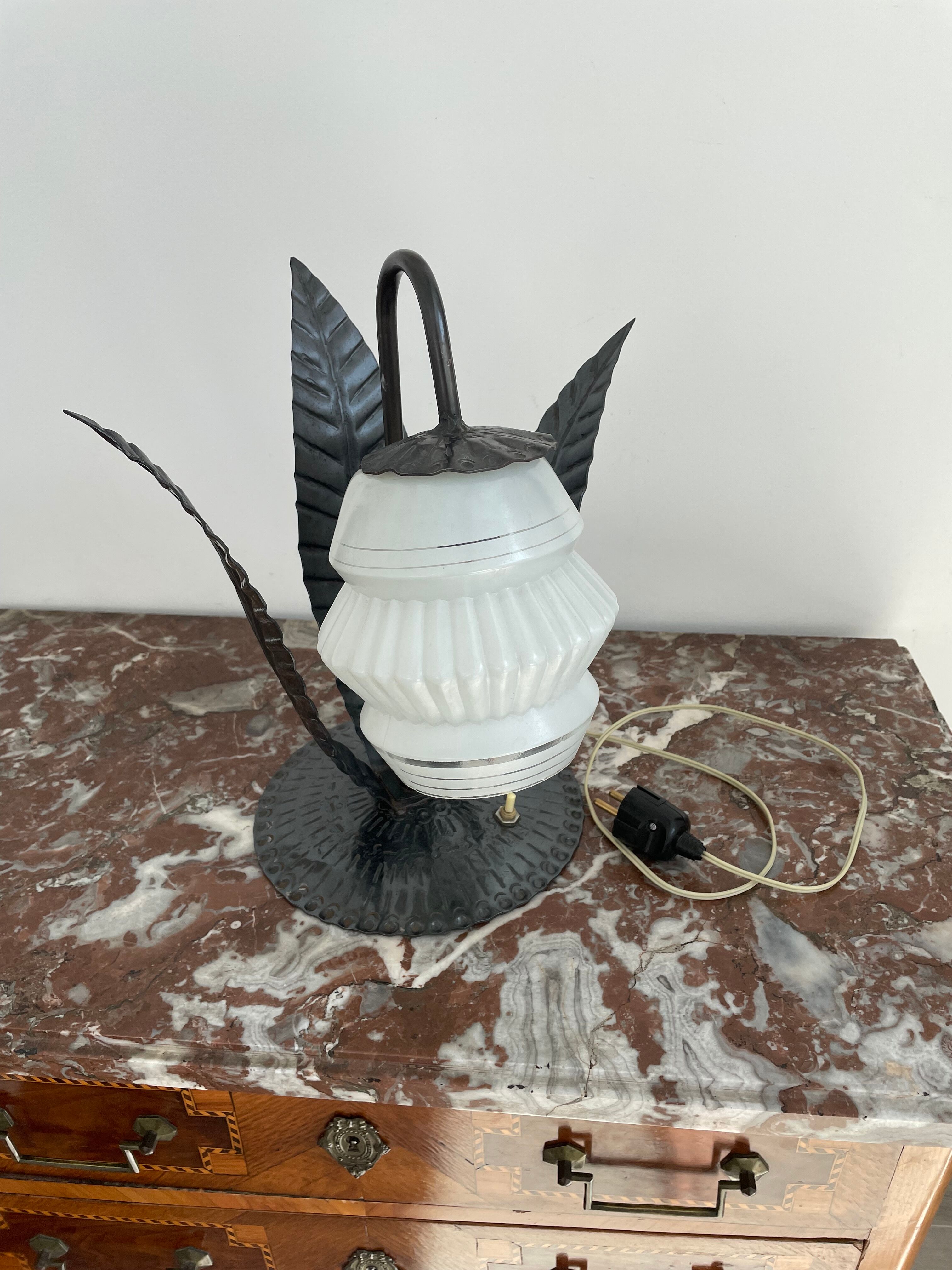 Lampe de style art deco métal travaillé globe en verre - urss