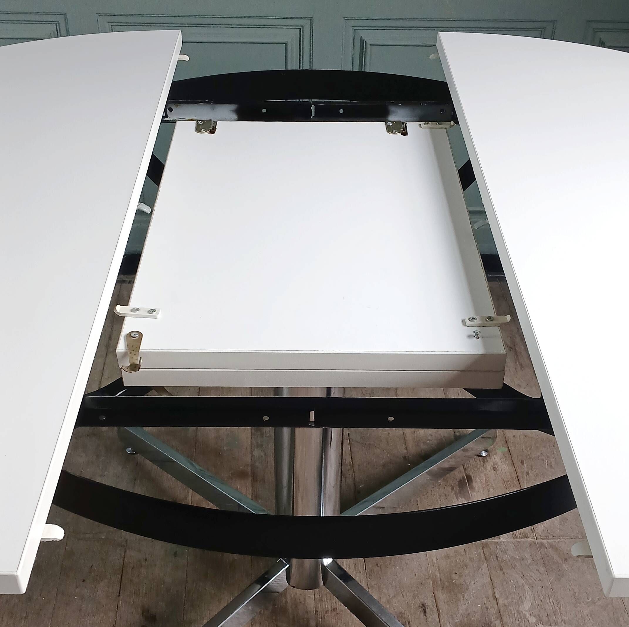Table à manger "Pelikan" extensible. Esprit Florence Knoll. Roche Bobois 70