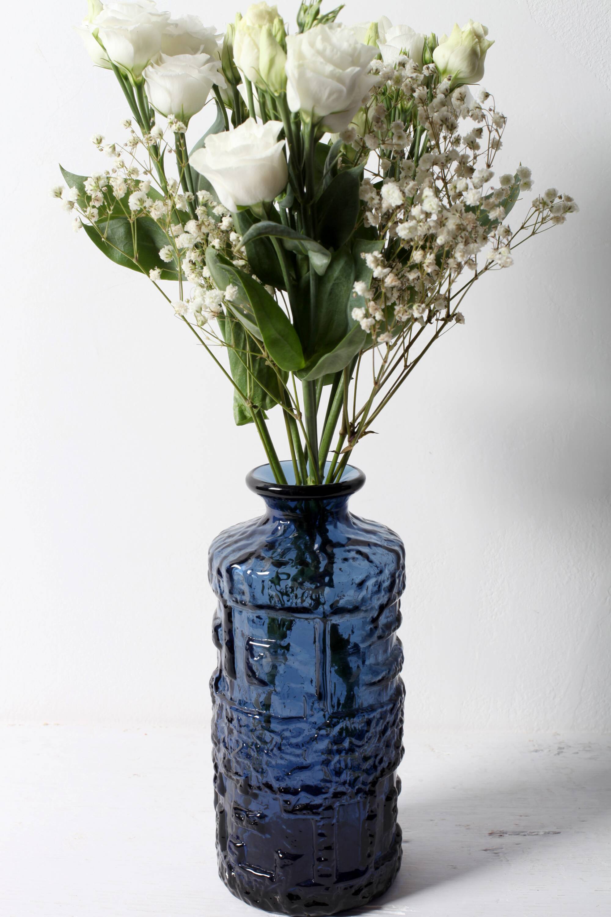 Vase en verre bleu cobalt : design suédois moderne du milieu du siècle / années 1970