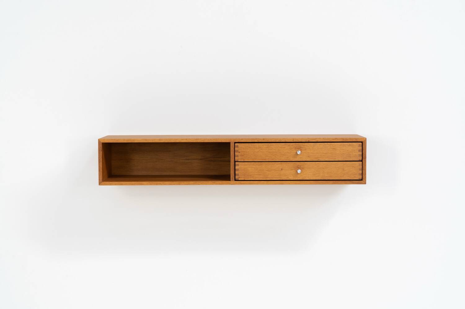 Rare console murale « Modèle 132 » en chêne par Aksel Kjersgaard (Danemark, années 1950).