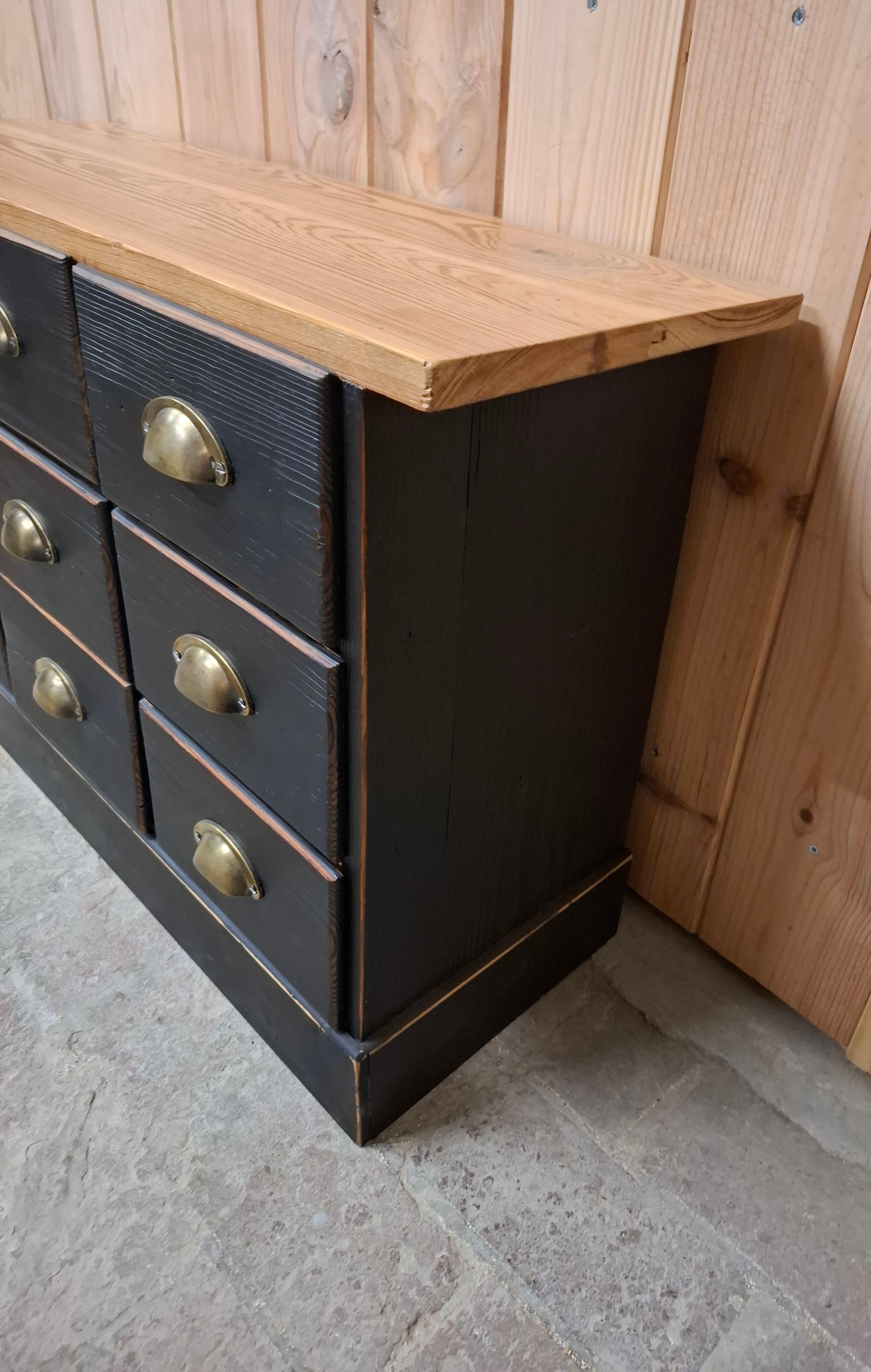 Workshop cabinet with drawers