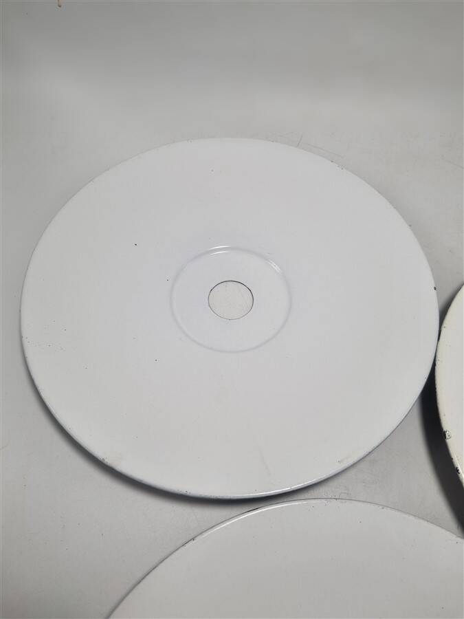 Suspensions in black enamelled sheet metal