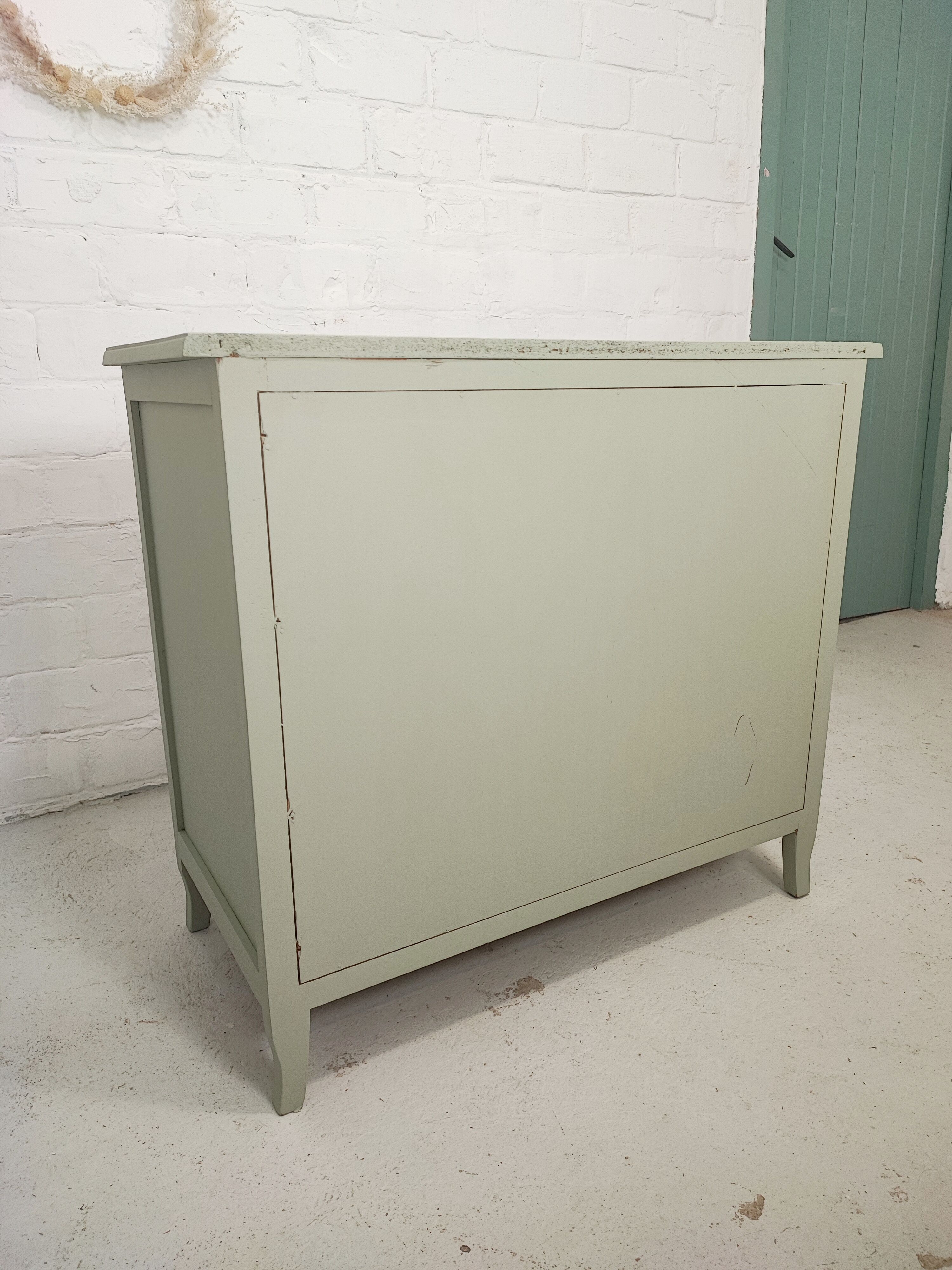Commode vintage vert amande