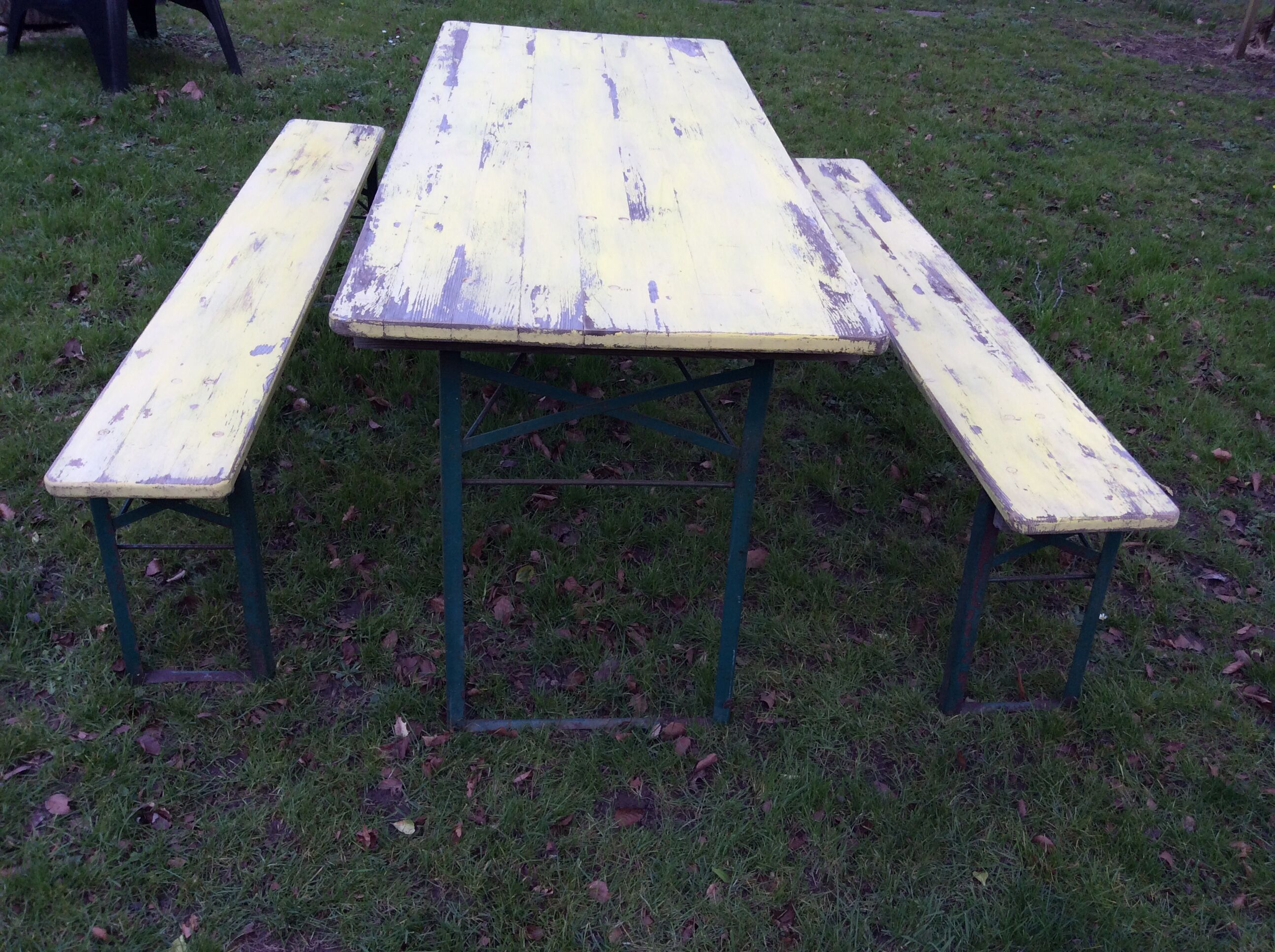 Table and 2 benches