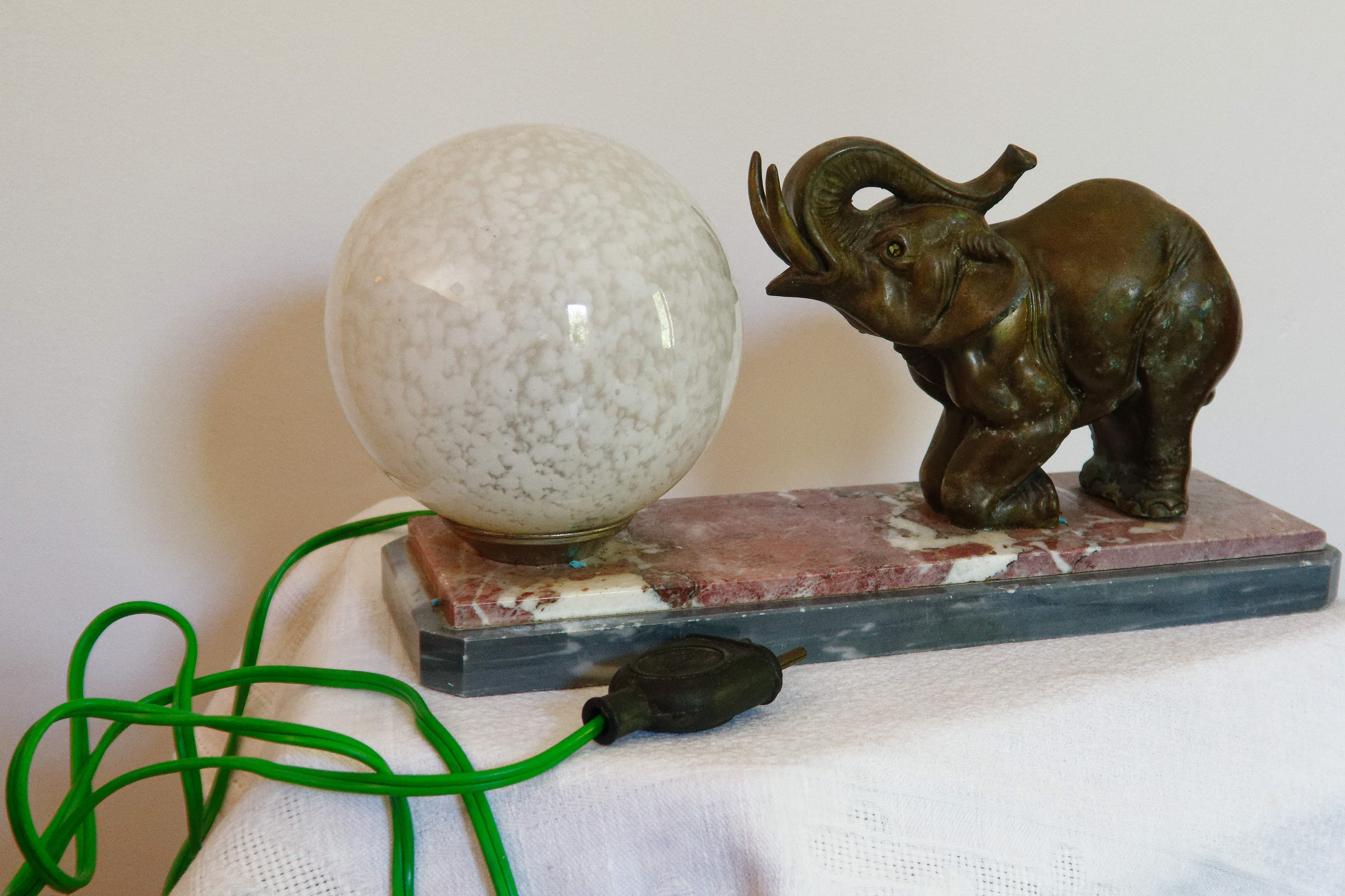 Lampe éléphant en régule opaline art déco