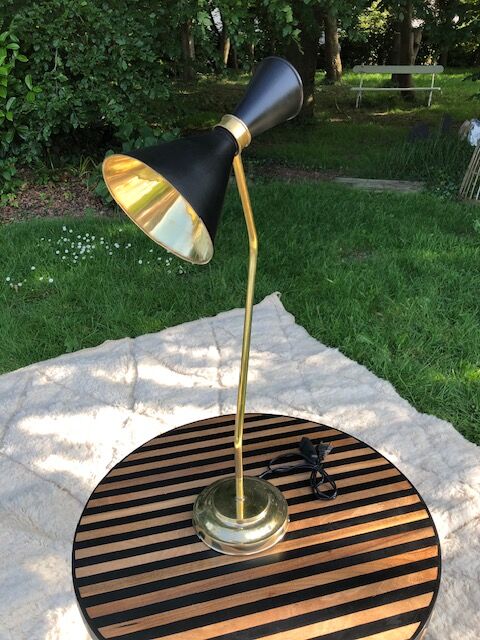 Contemporary table lamp