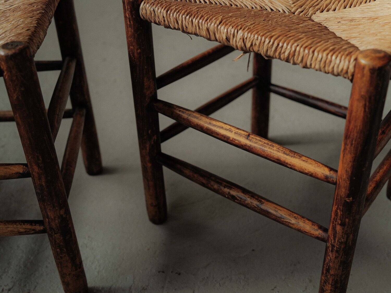 Handcrafted chairs in solid pine and woven straw – France, circa 1950
