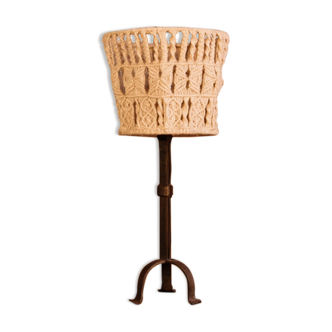 Lampe brutaliste, abat-jour en macramé