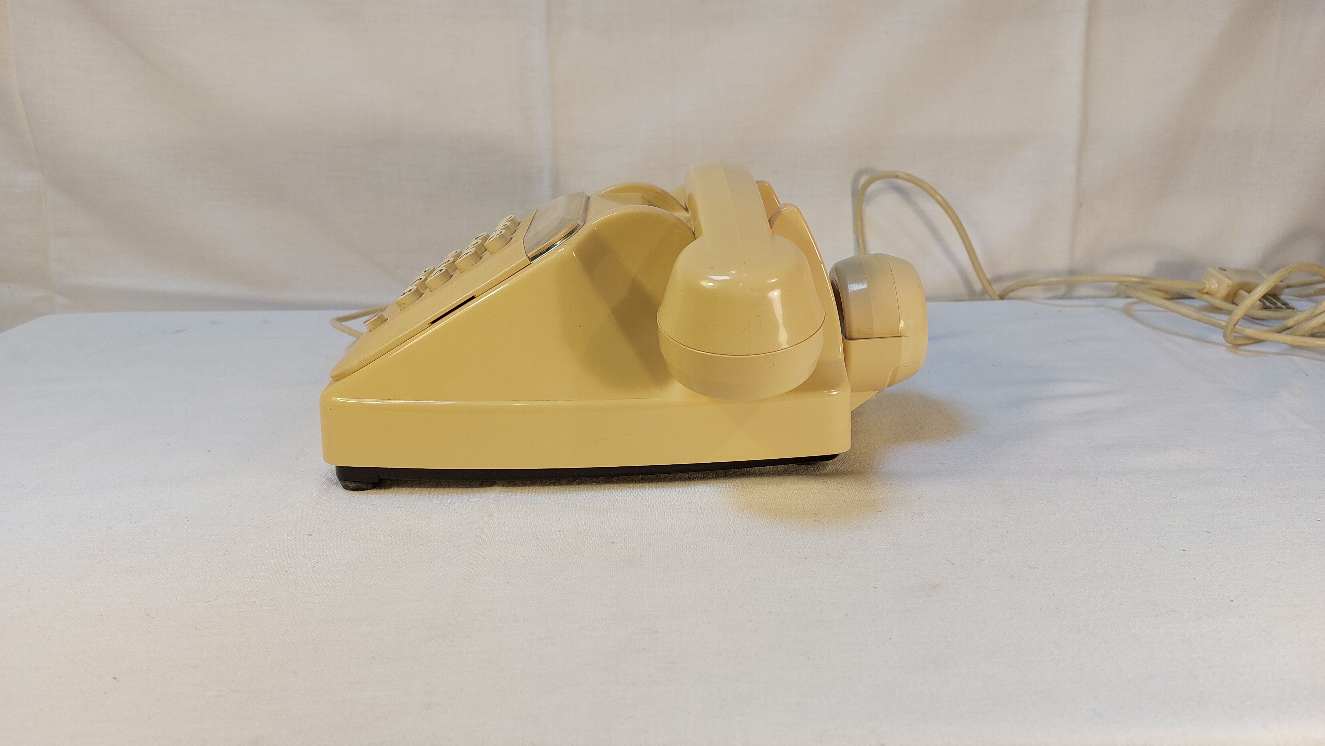 Vintage phone with socotel s63 ivory keys