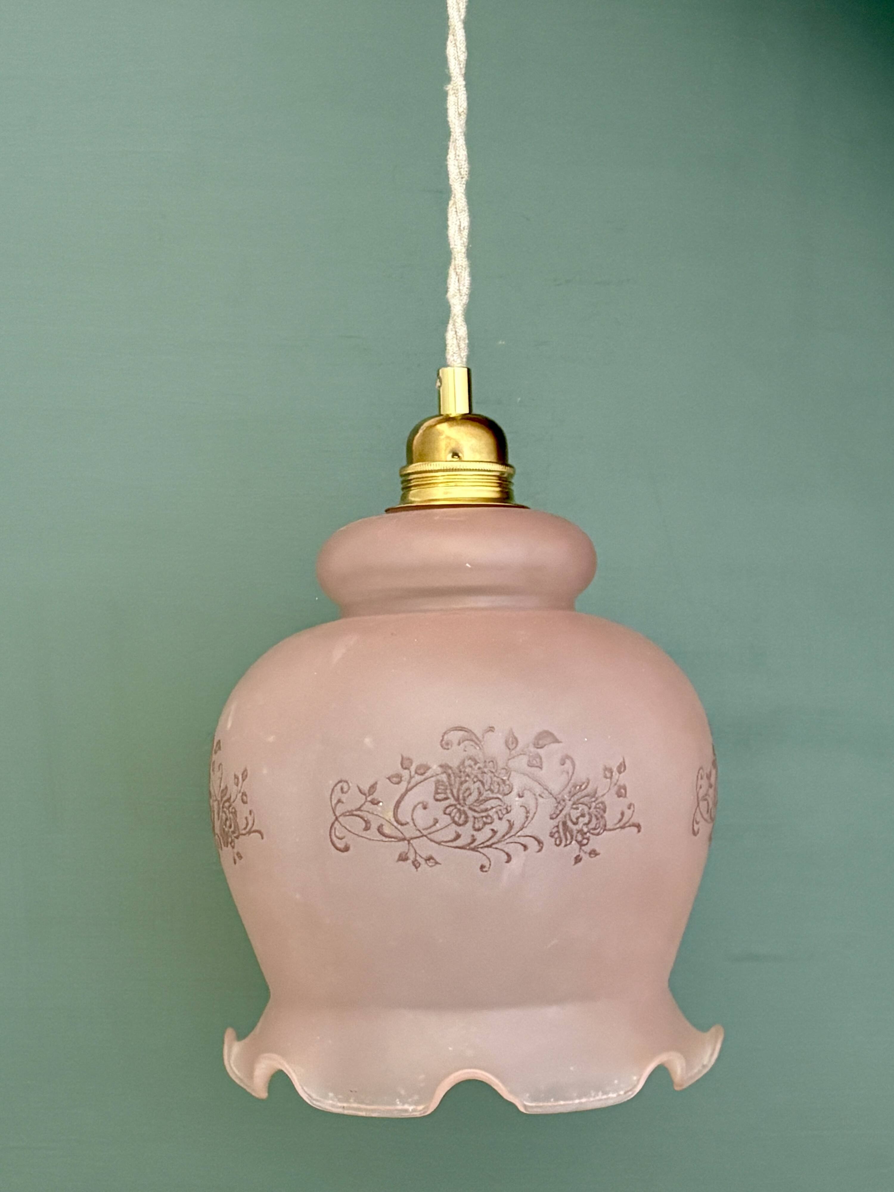Suspension globe vintage en verre dépoli rose