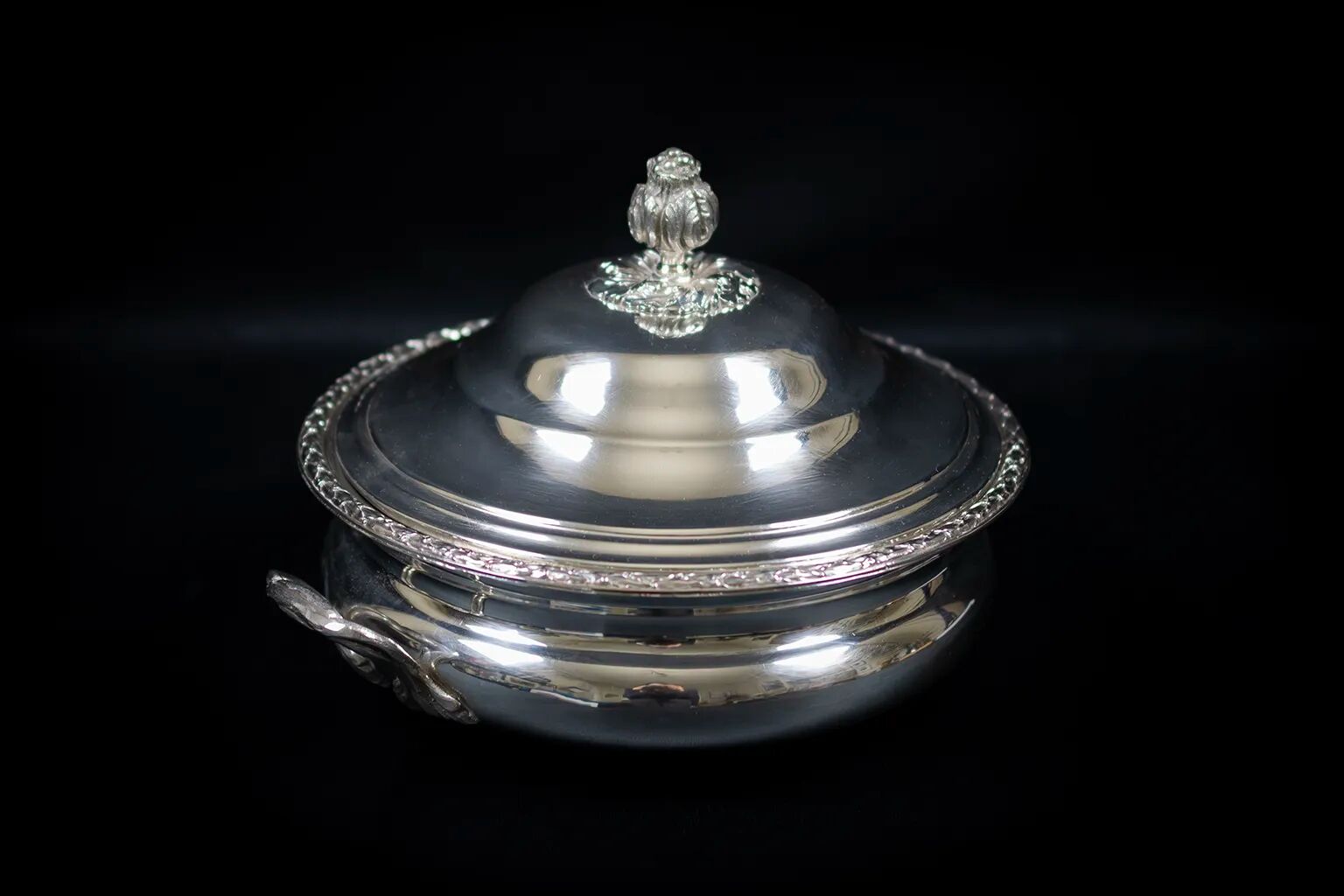 Silver-plated vegetable dish with matching tray – stamped