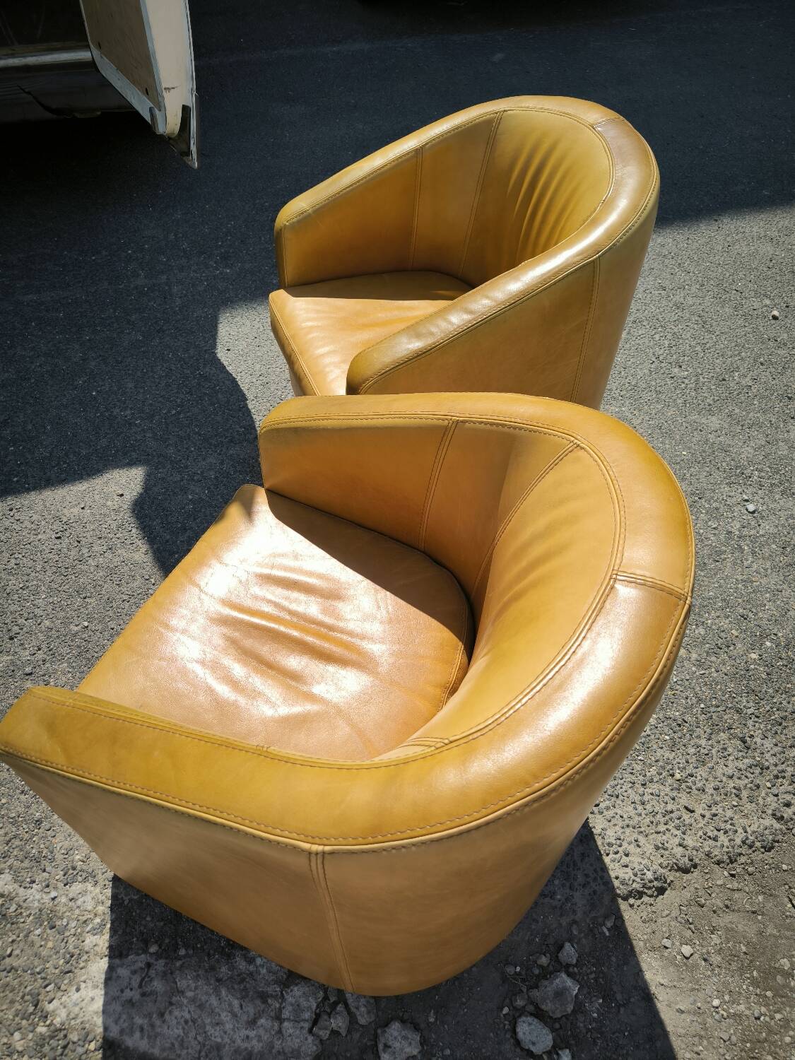 Paire de Fauteuils cuir vers 1980