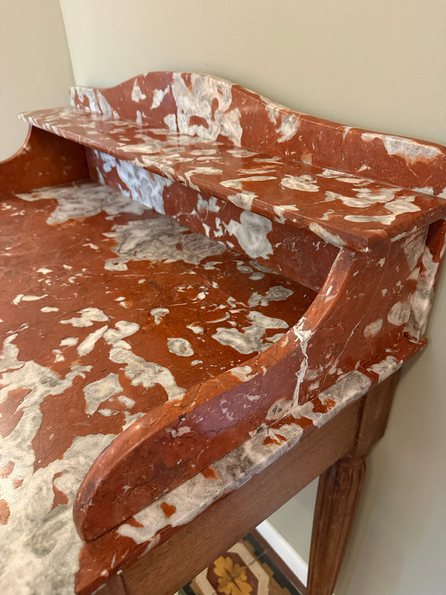 Art Deco console in walnut and marble.