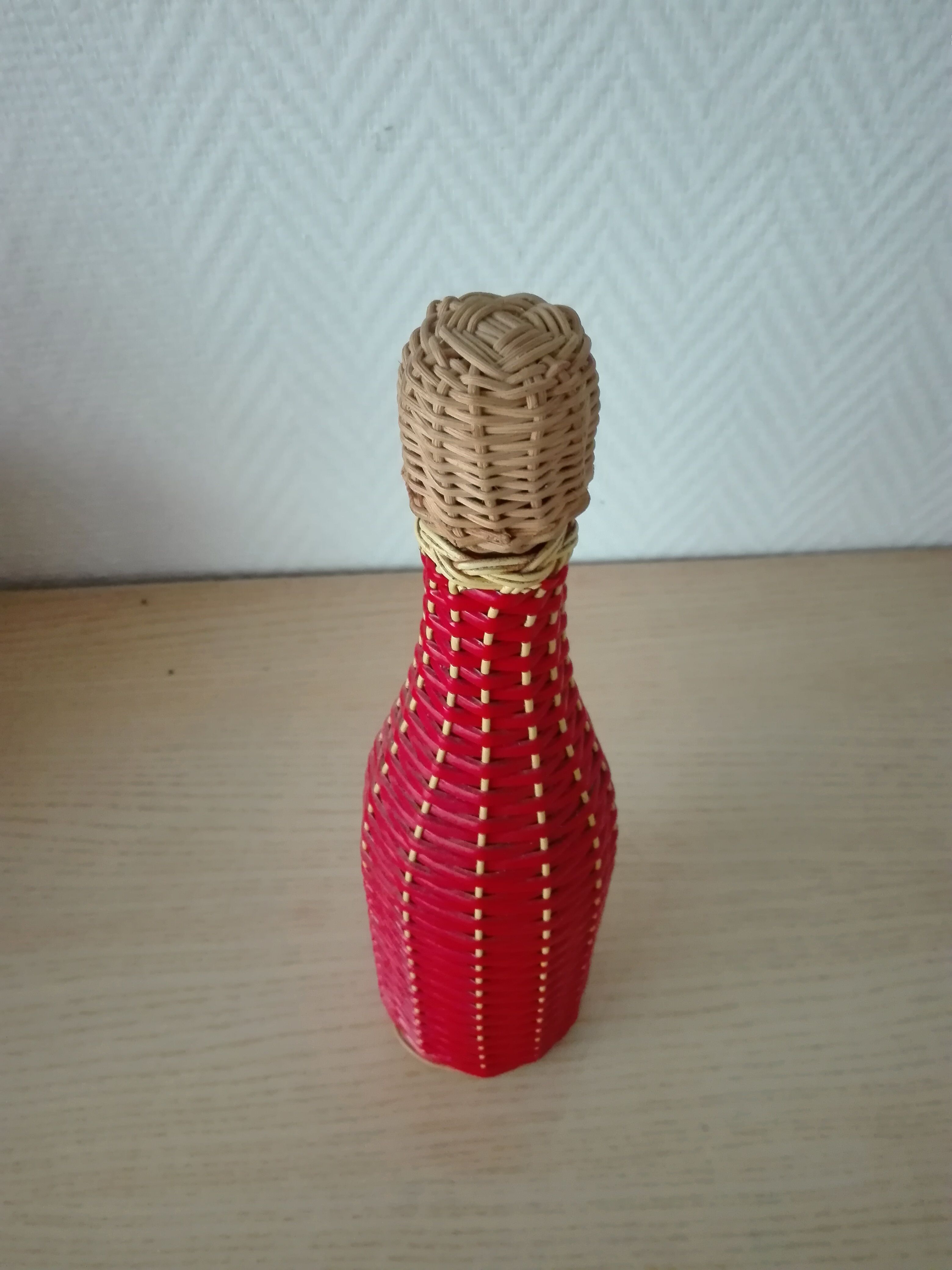 Bottle rattan and red scoubidou