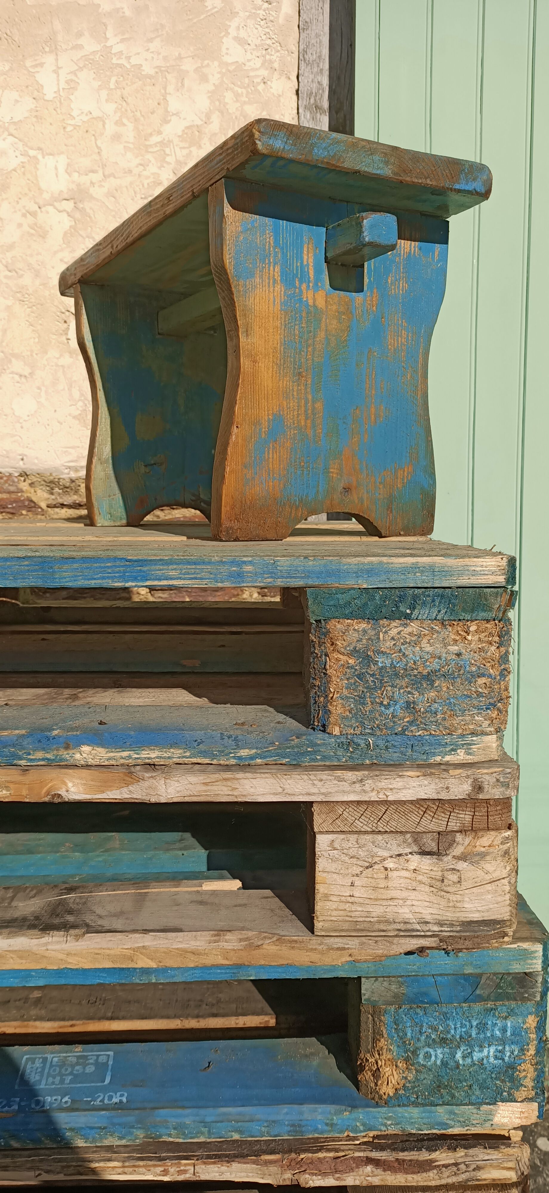 Banc repose-pieds patiné