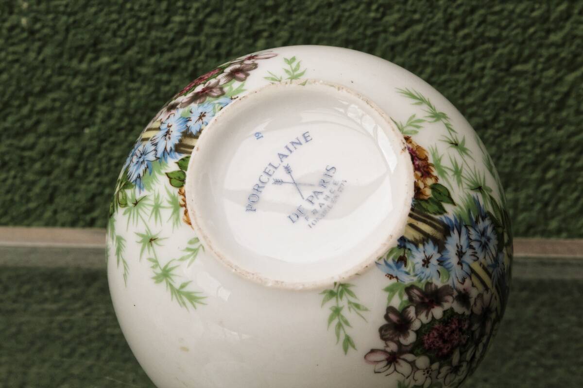 Set of 3 floral porcelain sweet jars from Paris.