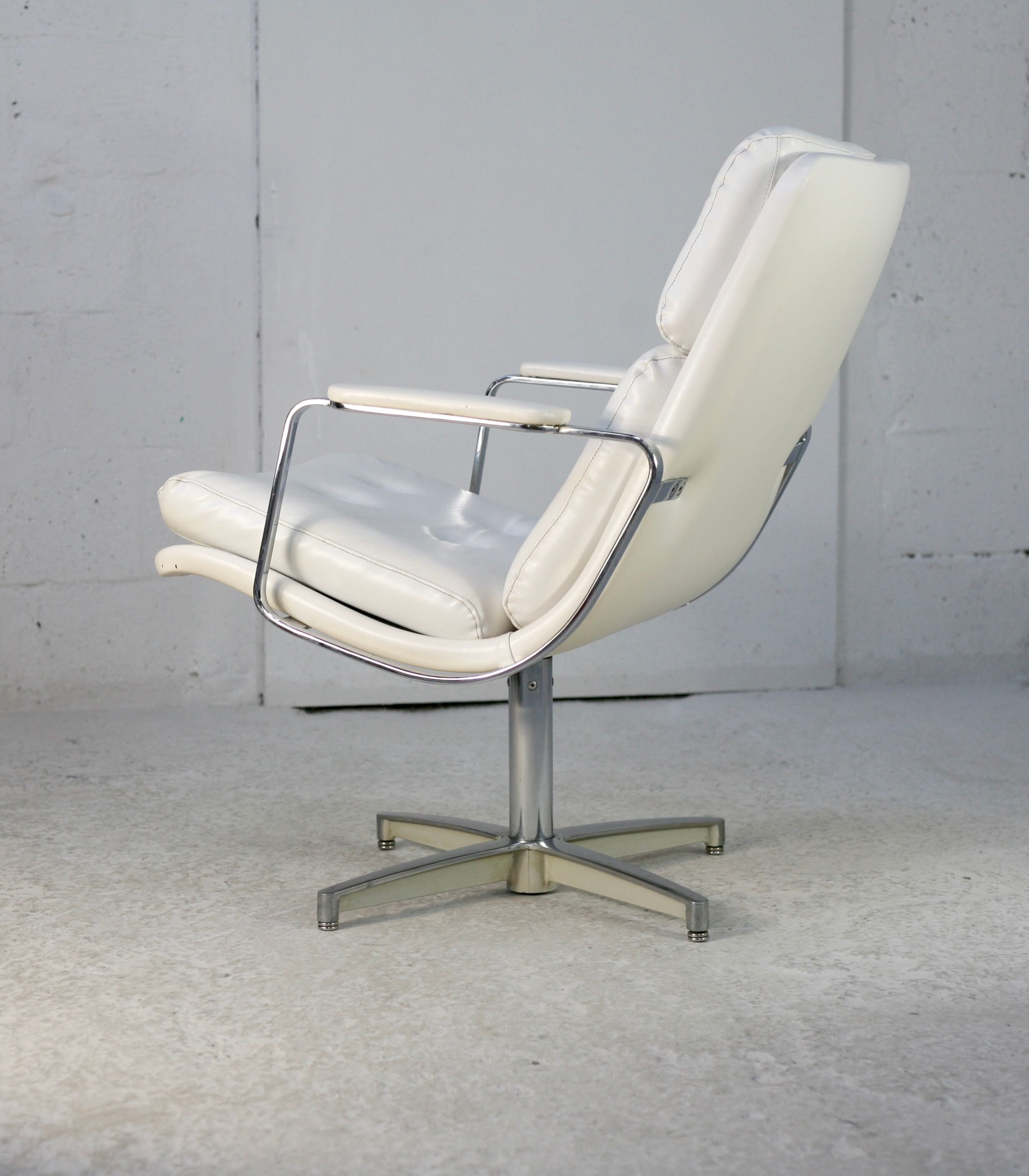 Armchair "Space Age"". Steel and imitation leather. Swivel. France, 70s