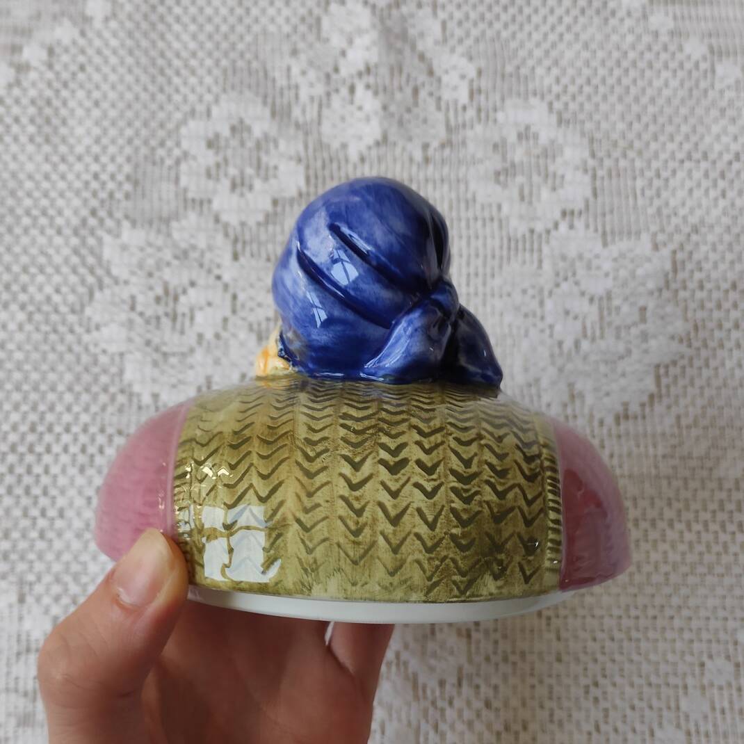 Pot slip woman with bouquet