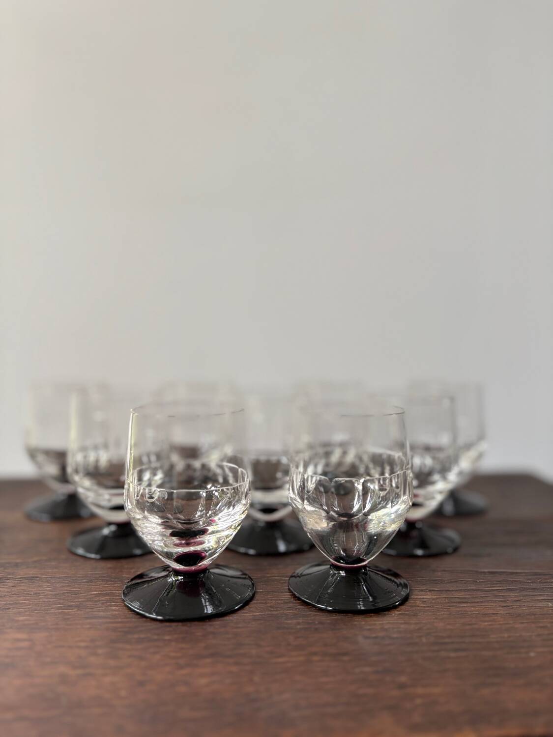 Set of 9 digestive glasses with chiseled garnet art deco feet